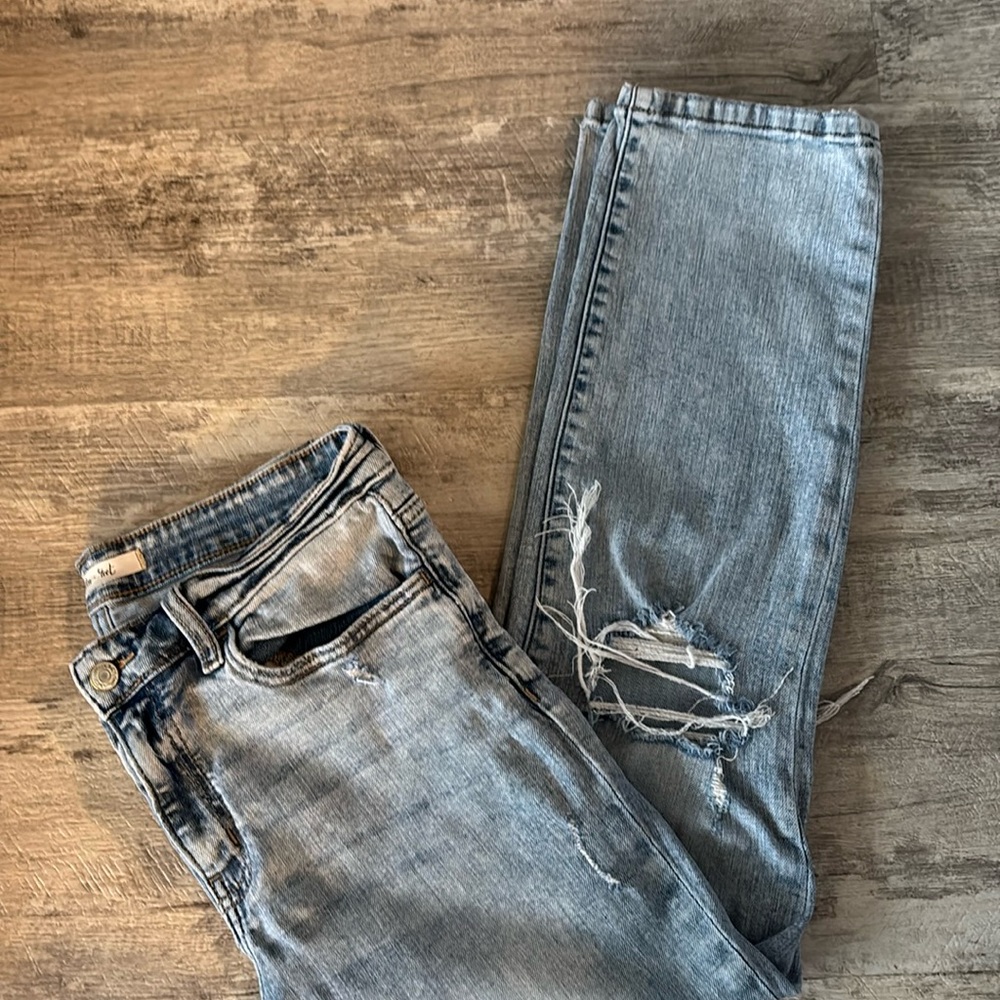 Willow Root boyfriend style cropped jeans with destroyed knees
